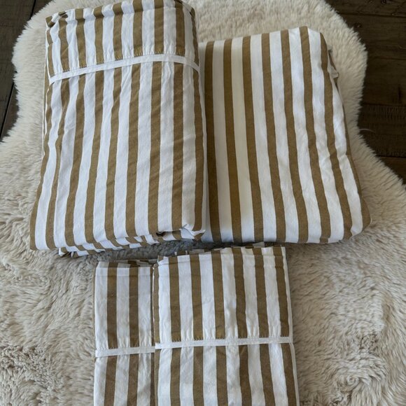 GUC - PB Teen Complete Bedding Set, 2 pairs of sheets, 4 shams - Full Size - Picture 6 of 11